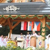 Msza św. przy polowym ołtarzu na Trójstyku