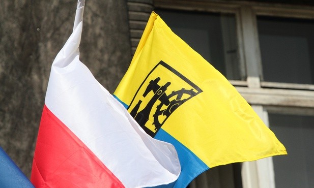 PiS przedstawił "jedynki" do sejmiku