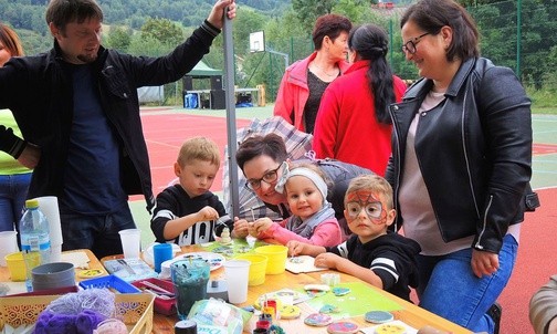 Zajęcia artystyczne w kąciku dla najmłodszych
