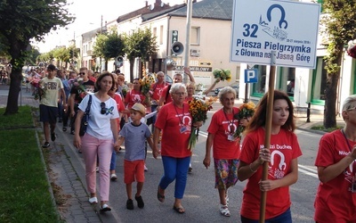 Pątnicy idą w stronę kościoła