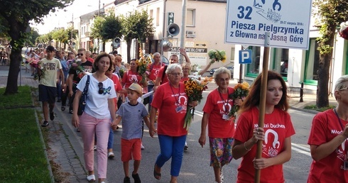 Pątnicy idą w stronę kościoła