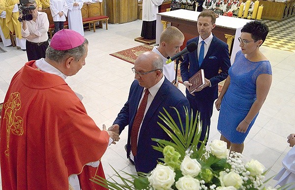 Biskupowi Tomasikowi za obecność na odpuście i święcie powiatu dziękuje starosta Józef Róg.