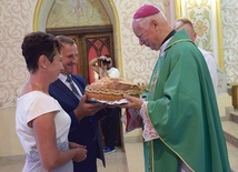 Bochen wypieczony z tegorocznego zboża przynieśli starostowie Małgorzata i Jacek Koryccy z Jelonka, specjalizujący się w hodowli dojnych krów i sadownictwie.