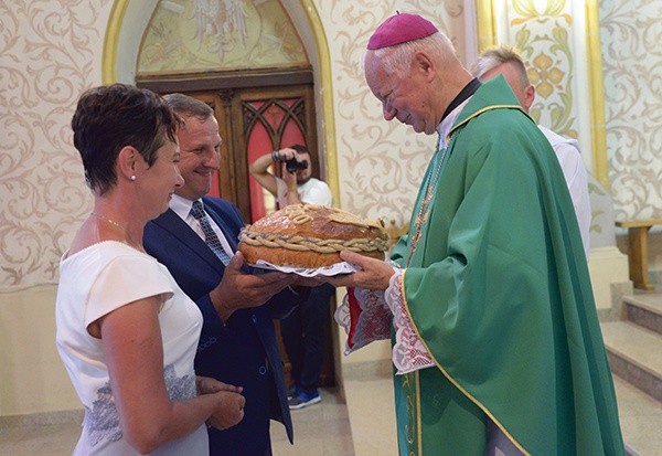 Bochen wypieczony z tegorocznego zboża przynieśli starostowie Małgorzata i Jacek Koryccy z Jelonka, specjalizujący się w hodowli dojnych krów i sadownictwie.