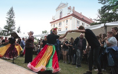 Po Eucharystii przyszedł czas na program artystyczny.