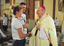Młodzież dziękowała abp. Stanisławowi Budzikowi za wsparcie i mobilizowanie  do aktywności.