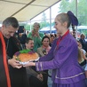Bp Roman Pindel przyjmuje chleb z tegorocznych plonów z rąk młodych z zespołu Ziemia Beskidzka.