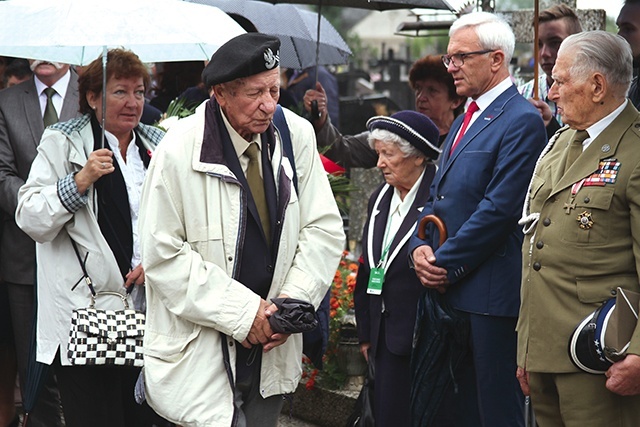 Mjr Jerzy Zakrzewski, przewodniczący środowiska żołnierzy Zgrupowania AK „Chrobry II”, oddaje hołd mjr. Janowi Jaroszkowi.