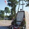 Na odbudowanym monumencie umieszczono dwie tablice upamiętniające 37 mieszkańców gminy Staroźreby poległych w czasie I wojny światowej i wojny polsko-bolszewickiej.