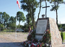 Na odbudowanym monumencie umieszczono dwie tablice upamiętniające 37 mieszkańców gminy Staroźreby poległych w czasie I wojny światowej i wojny polsko-bolszewickiej.