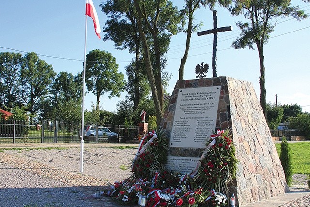 Na odbudowanym monumencie umieszczono dwie tablice upamiętniające 37 mieszkańców gminy Staroźreby poległych w czasie I wojny światowej i wojny polsko-bolszewickiej.