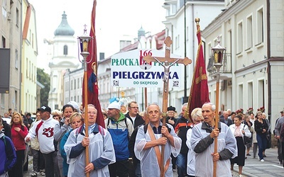 Piesza wędrówka z płockiej fary do sanktuarium Matki Bożej Brzemiennej to wciąż żywa i piękna tradycja.