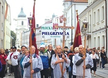 Piesza wędrówka z płockiej fary do sanktuarium Matki Bożej Brzemiennej to wciąż żywa i piękna tradycja.