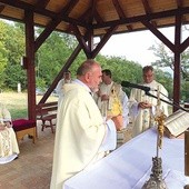 Moment przekazania relikwii św. o. Pio przez kapucynów.