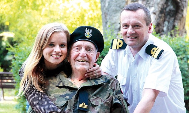 Pan Eugeniusz podkreśla, że zarówno Justyna, jak i odwiedzający go żołnierze OT stali się jego rodziną.