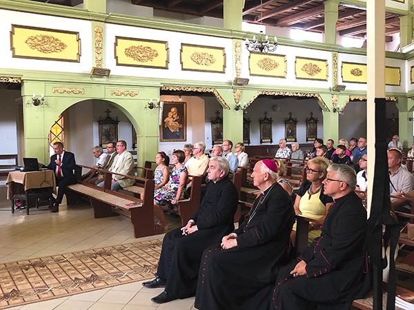 Zaproszeni goście z uwagą słuchali wykładu Grzegorza Czepila o historii tego miejsca.