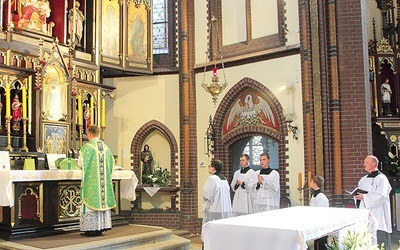 Kapłan stoi zwrócony w stronę ołtarza.