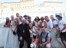 Młodzież z archidiecezji katowickiej z bp. Vincenzem Pisanello na placu św. Piotra w Rzymie.