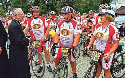 ▲	W Ludźmierzu z rowerzystami spotkał się metropolita krakowski abp Marek Jędraszewski.