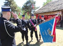 ▲	Tumscy strażacy podczas uroczystości odznaczenia jednostki.