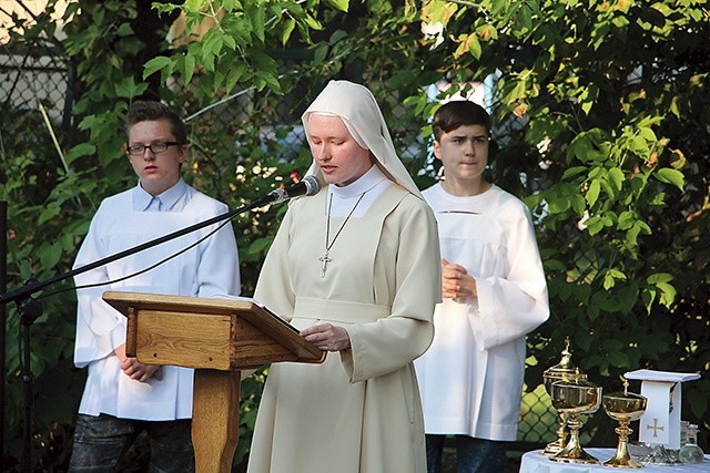 ▲	S. Agnieszka Płuska MSF przy kapliczce św. Rocha.