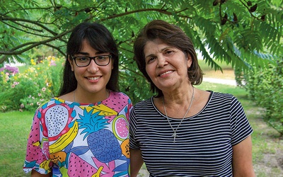 Swietłana i jej córka Bahar w ogrodzie plebanii w Kielczy.