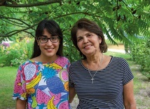 Swietłana i jej córka Bahar w ogrodzie plebanii w Kielczy.