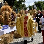 Ks. Jarosław Lipniak poświęcił przyniesione wieńce dożynkowe