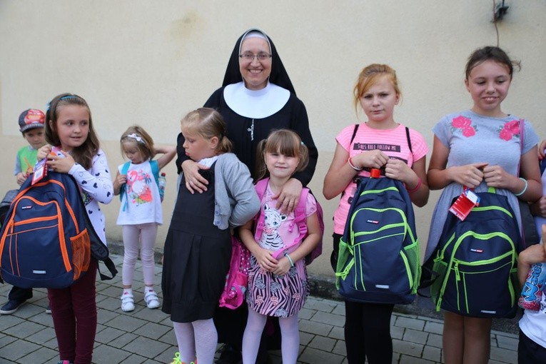 Z tornistrem i uśmiechem do szkoły