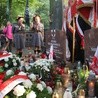 Pierwsza część uroczystości odbyła się na gdańskim cmentarzu garnizonowym, gdzie złożono kwiaty i zapalno znicze na grobach bohaterów