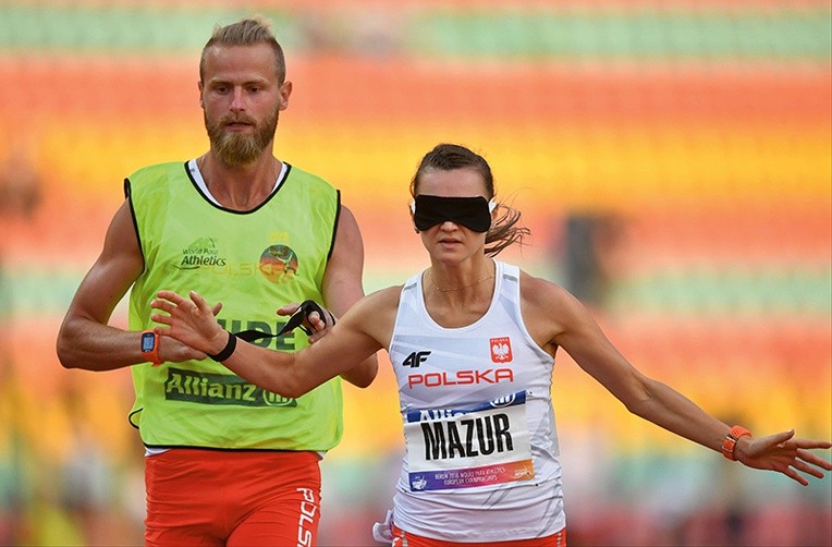 Joanna Mazur i jej przewodnik Michał Stawicki w finałowym biegu na dystansie 100 metrów podczas lekkoatletycznych mistrzostw Europy osób niepełnosprawnych.
23.08.2018 Niemcy, Berlin