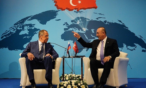 Ministrowie spraw zagranicznych Rosji  – Siergiej Ławrow  (z lewej) i Turcji  – Mevlüt Çavuşoğlu.