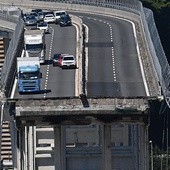 Katastrofa w Genui wstrząsnęła opinią publiczną na całym świecie. Wciąż istnieją obawy, że zawalą się kolejne części długiego  na 1,2 km i wysokiego  na 90 m mostu.