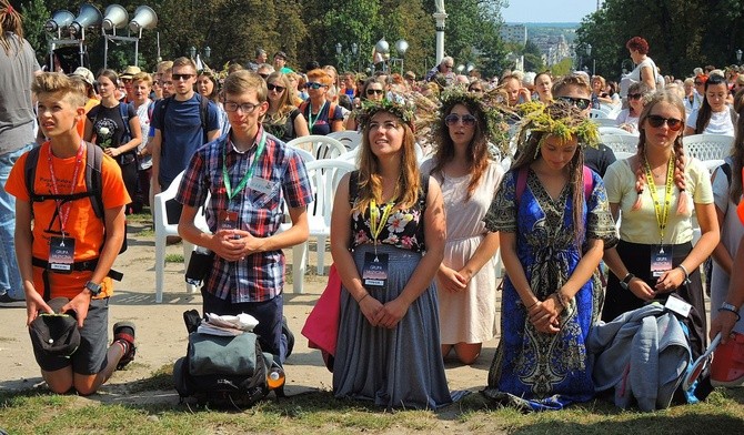 Na kolanach oddali hołd Jezusowi i Jego Matce