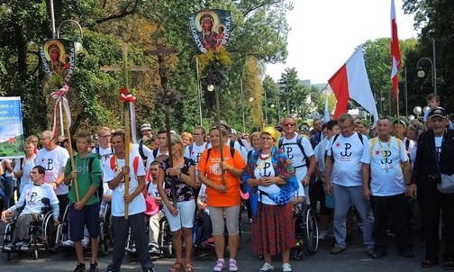 Dwie piesze grupy – żywiecka i tzw. myszkowska – już za chwilę będą u celu pielgrzymki