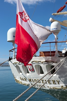 Dar Młodzieży płynie dookoła świata pod polską banderą