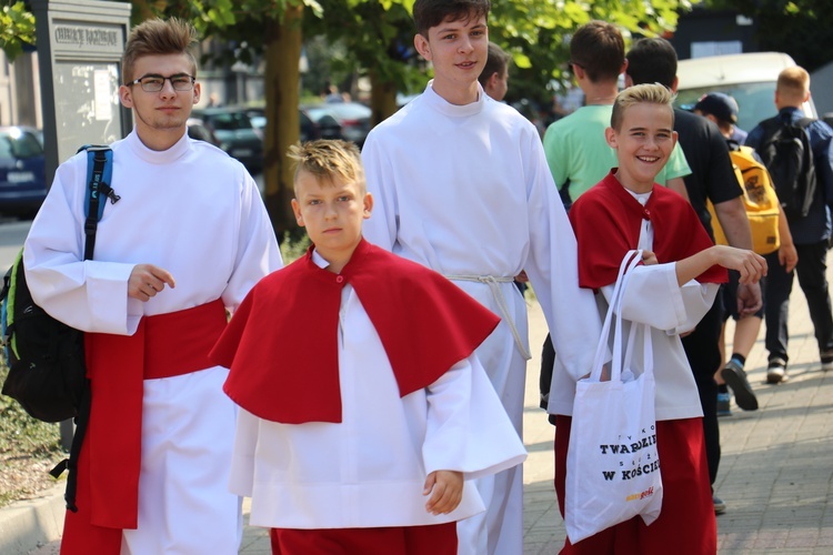 Ministranci modlą się o dobry rok szkolny