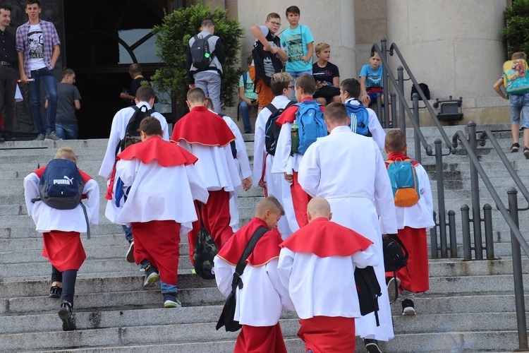 Ministranci modlą się o dobry rok szkolny