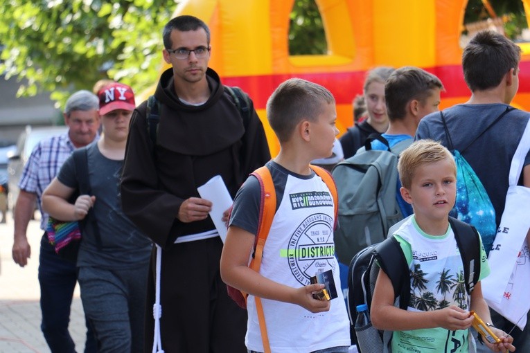 Ministranci modlą się o dobry rok szkolny