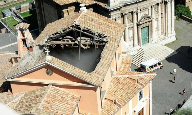 Runął dach kościoła w centrum Rzymu