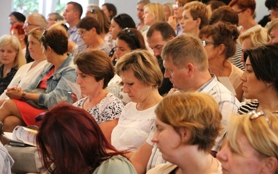 Nauczyciele religii podczas odprawy w auli seminarium