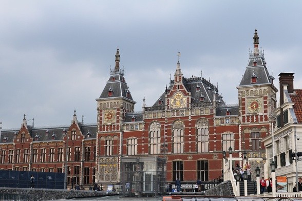 Atak nożownika na dworcu w Amsterdamie