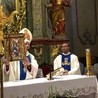 Biskup Ignacy wręczył o. Samuelowi pamiątkowy obraz Matki Bożej Świdnickiej.