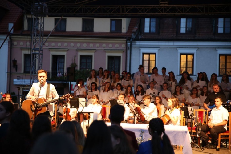 Koncert Uwielebienia