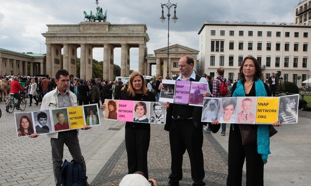 Berlin, protest przeciwko molestowaniu dzieci przez księży