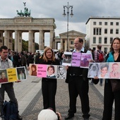 Berlin, protest przeciwko molestowaniu dzieci przez księży