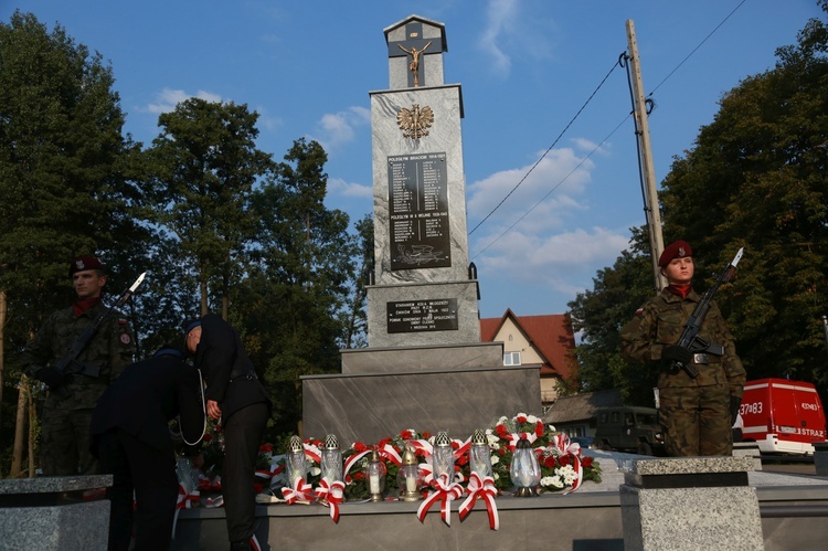 Pomnik w Ćwikowie jak nowy