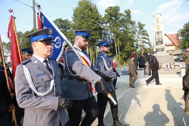 Pomnik w Ćwikowie jak nowy