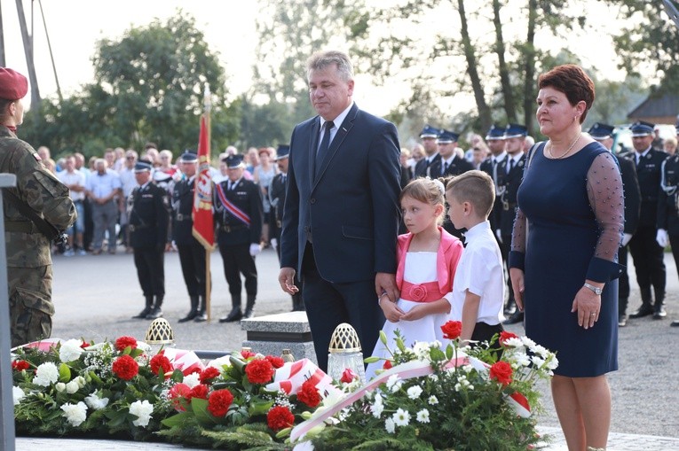 Pomnik w Ćwikowie jak nowy