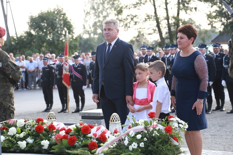 Pomnik w Ćwikowie jak nowy